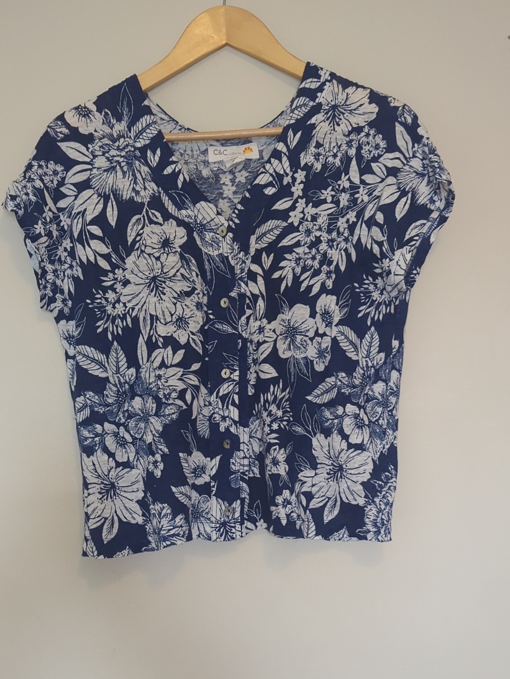 C&C California Blue & White Floral Linen Top sz M